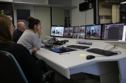 Teilnehmer einer Schnupperrallye im TV-Studio vor Monitoren
