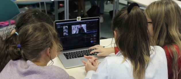 Mitglieder einer Schülerzeitungsredaktion beim Videoschnitt für ihren Film.