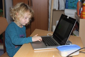 Kind am Computer mit Trickfilmprogramm