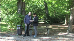 zwei literaturinteressierte Menschen im Park