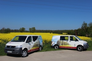 die beiden Medientrecker vor einem Rapsfeld