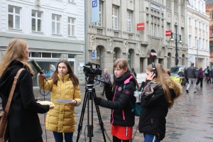 Schülerinnen interviewen Passanten auf der Kröpeliner Straße in Rostock