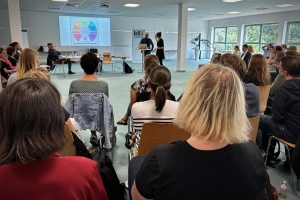 Bild zum Beitrag: Diskussion über Wirkung sozialer Medien und Künstlicher Intelligenz (KI) in der Bildung