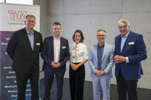Gruppenbild der Direktor:innen der Medienanstalten von Thüringen, Berlin-Brandenburg, Mecklenburg-Vorpommern und Sachsen-Anhalt mit Stephan König (Staatssekretär für Medien und Europa und Bevollmächtigter des Freistaats Thüringen beim Bund)
