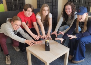 Fünf Jugendliche der Kinder- und Jugendjury mit dem Filmpreis Leo.