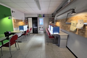 Ein extra Raum mt Tischen für Trickfilmboxen und einer grünen Greenscreenwand