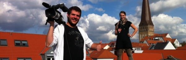 Freiwilligendienstleistende drehen eine Anmoderation 
auf dem Dach des Mediatops Rostock