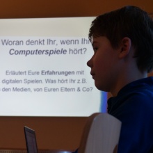 Im Workshop der ComputerSpielSchule Greifswald wird über eigene Erfahrungen mit Spielen diskutiert.