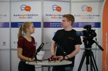 Anna H. Motzkus und Hannes Lohrmann (beide Medienscouts MV) auf der Bundesjugendkonferenz Medien 2017 in Rostock.