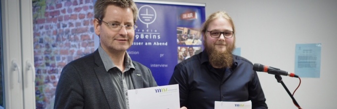 Bert Lingnau, Direktor der MMV, und Tom Güldner, Vorstandsvorsitzender des radio 98eins e.V., bei der feierlichen Unterzeichnung der Kooperationsvereinbarung.