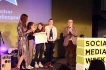 Die Schülerinnen Ruth Jansen, Marieke Münch und Nele Schimansky (Mitte, v. l.) gewannen den Deutschen Bürgermedienpreis 2019.