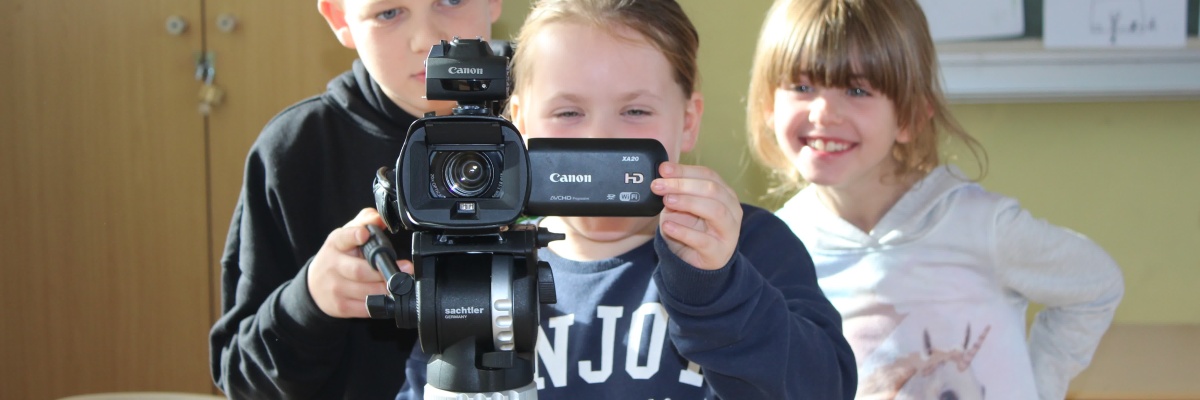 Kinder in Samtens in Aktion mit der Kamera